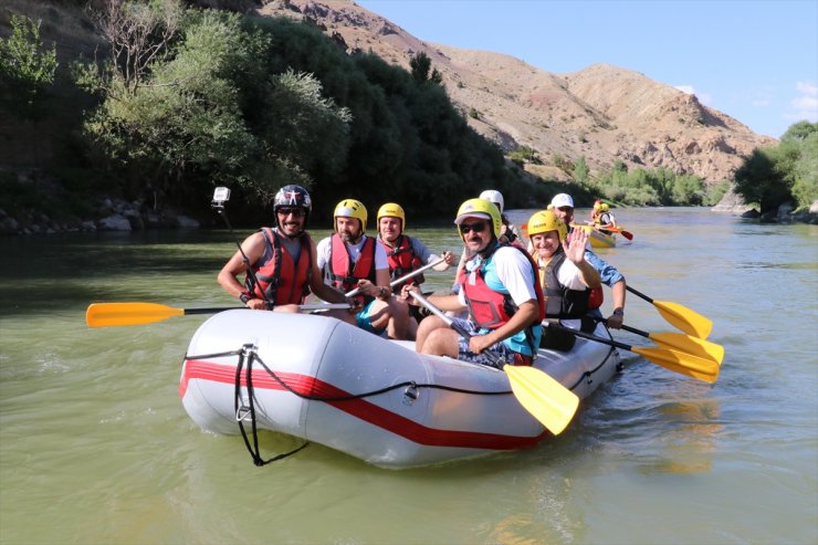 Binali Yıldırım Erzincan'da Rafting Yaptı