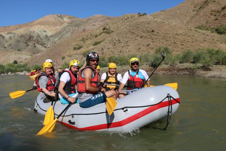 Binali Yıldırım Erzincan'da Rafting Yaptı