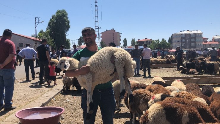 Kurban Pazarı'nda Yoğunluk Devam Ediyor