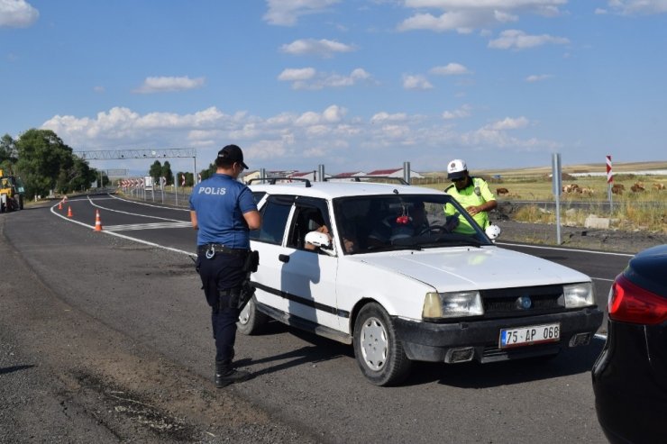 Polis 'Huzur ve Trafik Uygulaması' Yaptı