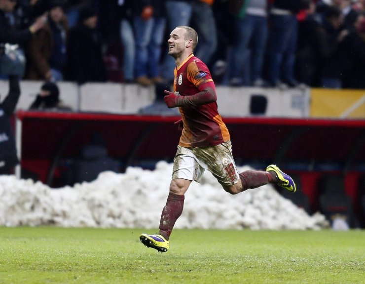 Sneijder, Yeşil Sahalara Veda Etti