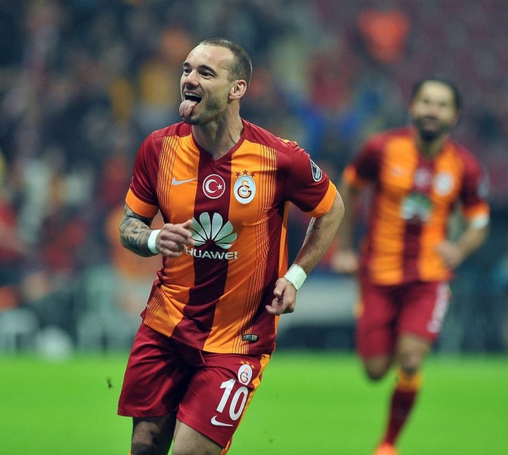 Sneijder, Yeşil Sahalara Veda Etti