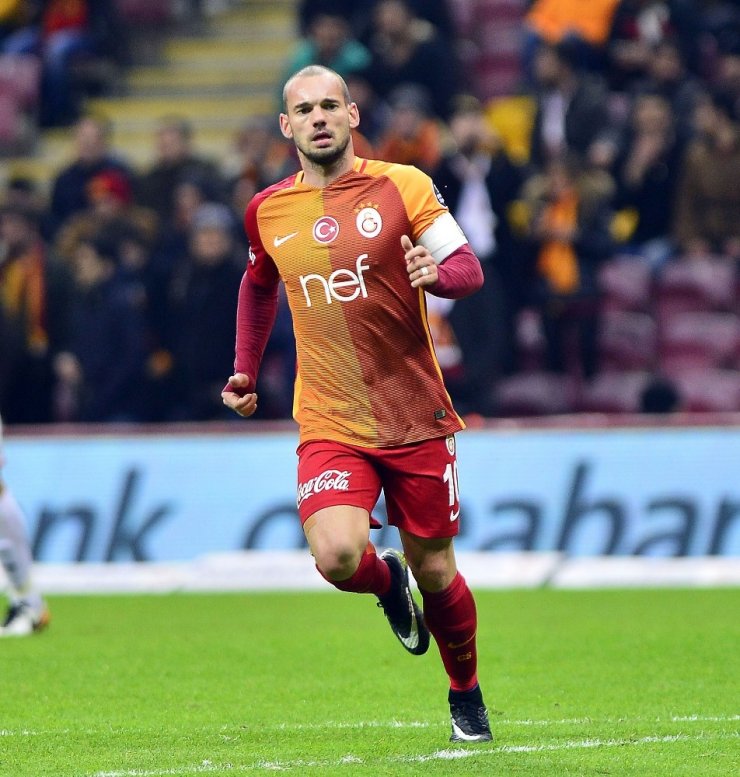 Sneijder, Yeşil Sahalara Veda Etti