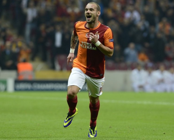 Sneijder, Yeşil Sahalara Veda Etti