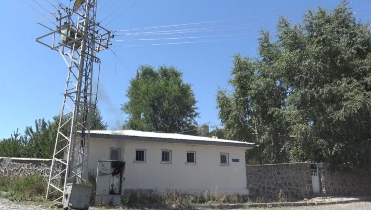 Elektrik Teline Atılan Ayakkabı Trafoyu Yaktı