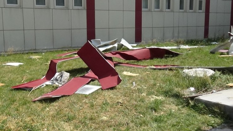 Şiddetli Rüzgar KAÜ'de Zarara Yol Açtı