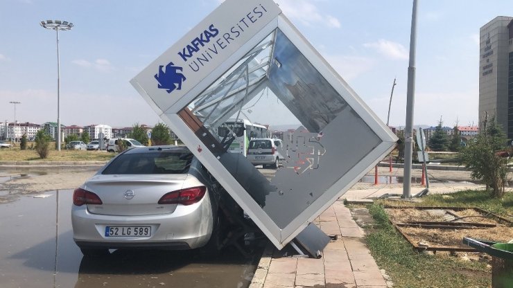 Şiddetli Rüzgar KAÜ'de Zarara Yol Açtı