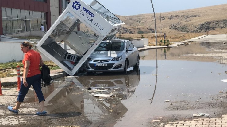 Şiddetli Rüzgar KAÜ'de Zarara Yol Açtı