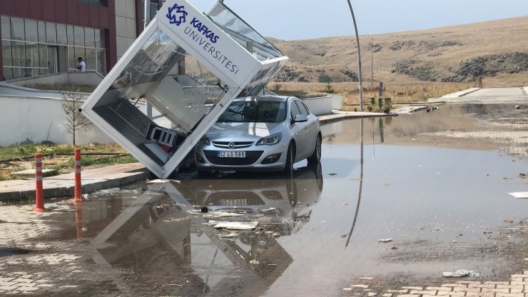 Şiddetli Rüzgar KAÜ'de Zarara Yol Açtı