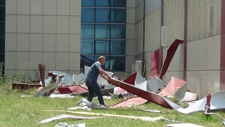 Şiddetli Rüzgar KAÜ'de Zarara Yol Açtı