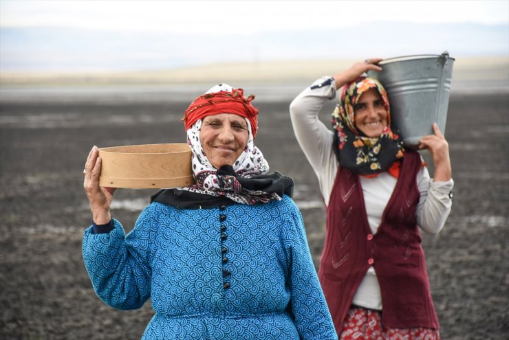 Kuruyan Kuyucuk Gölü'nde Tahıl Savurdular