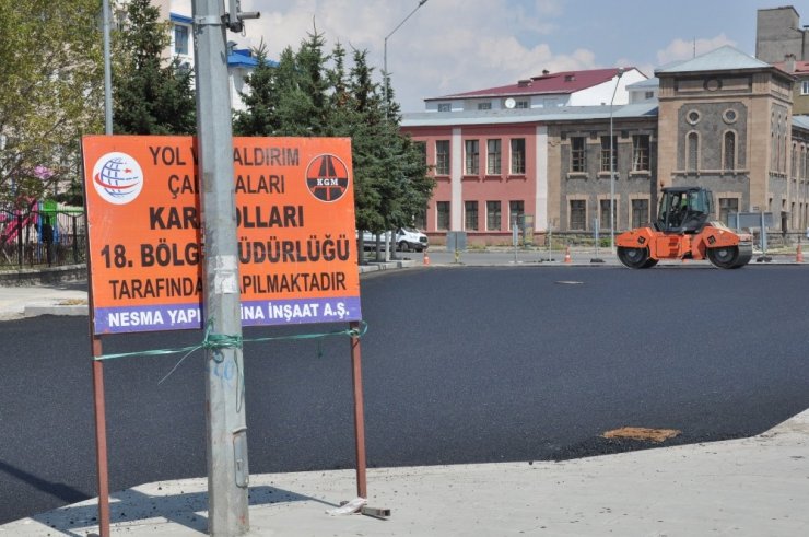 Karayolları 'İnönü Caddesi'ni Asfaltlıyor