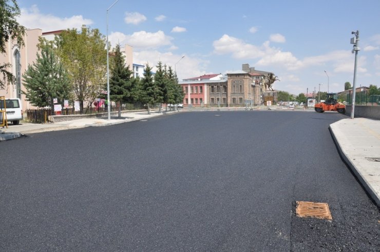 Karayolları 'İnönü Caddesi'ni Asfaltlıyor