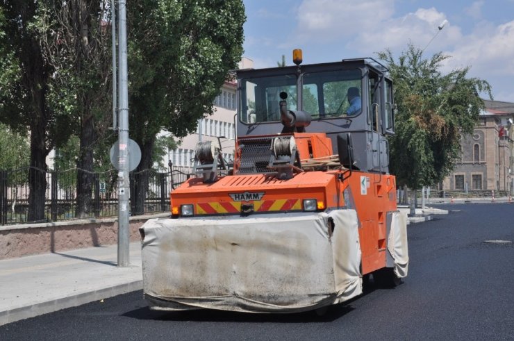 Karayolları 'İnönü Caddesi'ni Asfaltlıyor