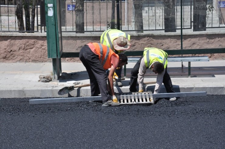 Karayolları 'İnönü Caddesi'ni Asfaltlıyor