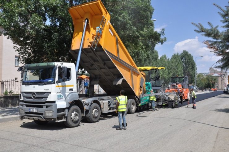 Karayolları 'İnönü Caddesi'ni Asfaltlıyor