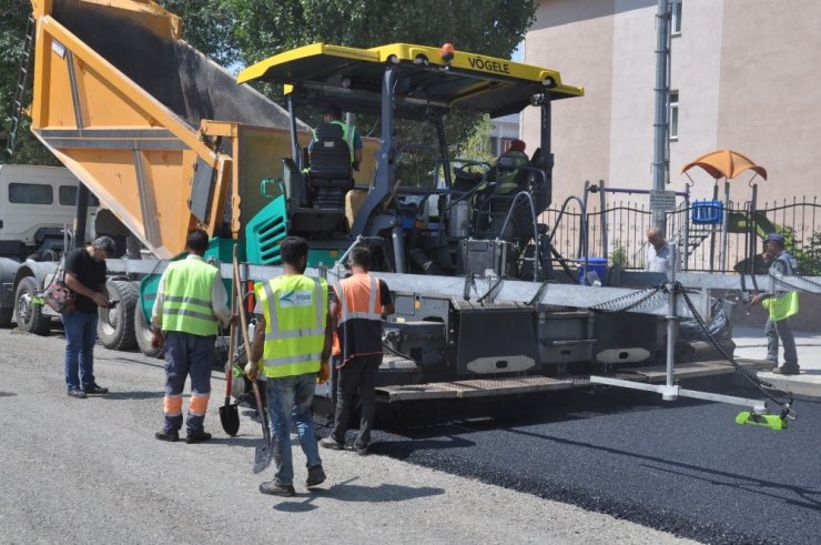 Karayolları 'İnönü Caddesi'ni Asfaltlıyor