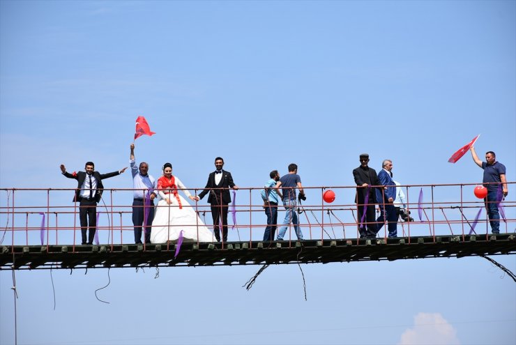 Asma Köprüde Düğün Yaptılar