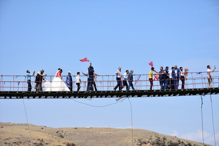 Asma Köprüde Düğün Yaptılar