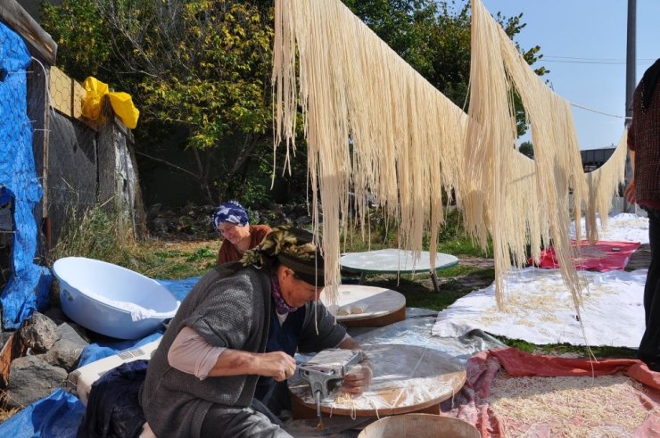 Kars’ta Kadınların ‘Erişte’ Hazırlığı