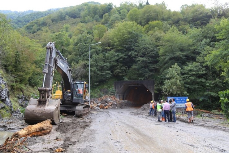 Borçka’da Taşan Dere Tüneli Kapattı