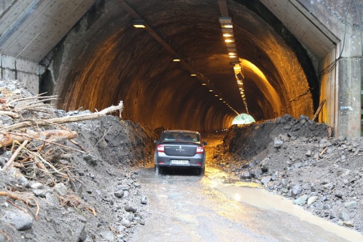 Borçka’da Taşan Dere Tüneli Kapattı