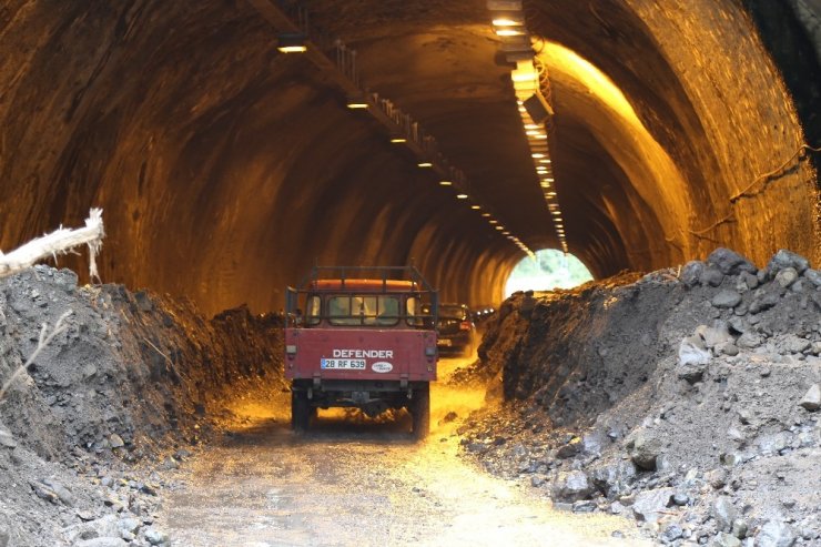 Borçka’da Taşan Dere Tüneli Kapattı