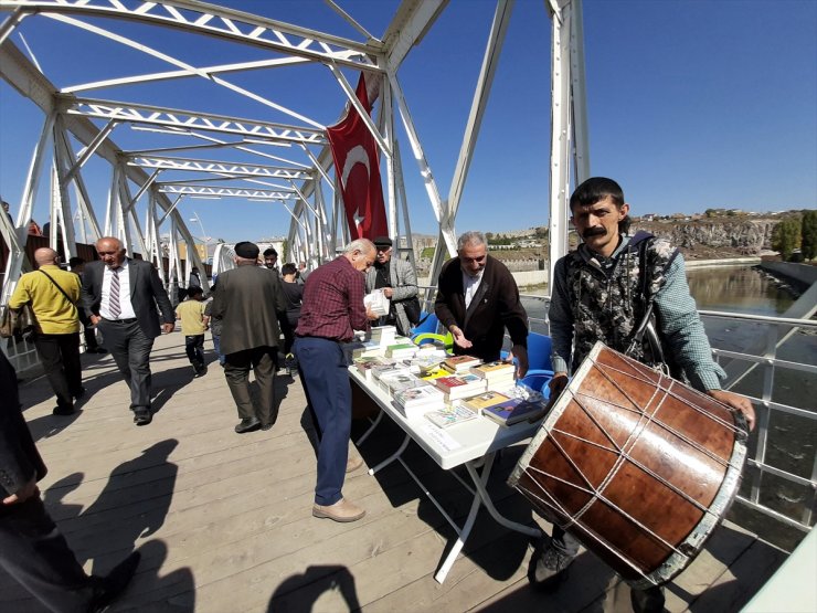 Tarihi Köprüde Kitap ve Resim Sergisi