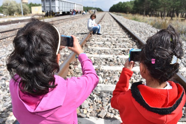 Öğrencilere Fotoğrafçılığı Öğretiyor