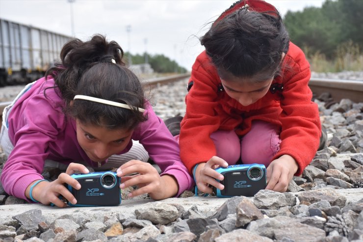 Öğrencilere Fotoğrafçılığı Öğretiyor