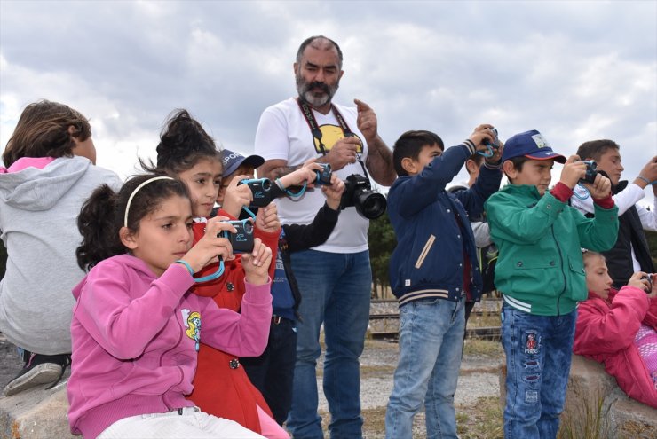 Öğrencilere Fotoğrafçılığı Öğretiyor
