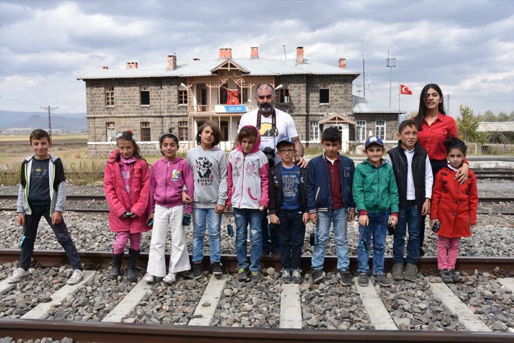 Öğrencilere Fotoğrafçılığı Öğretiyor