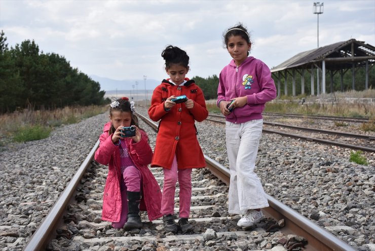 Öğrencilere Fotoğrafçılığı Öğretiyor