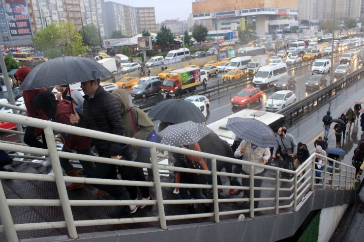 İstanbul Güne Yağmurla Başladı