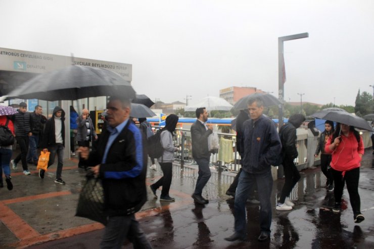 İstanbul Güne Yağmurla Başladı