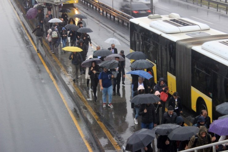 İstanbul Güne Yağmurla Başladı