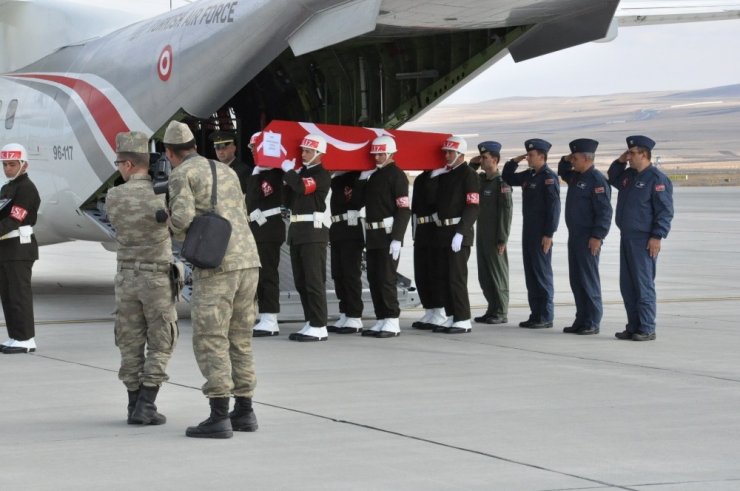 Şehit Caner Selimoğlu’nun Naaşı, Kars’taki Baba Ocağına Getirildi