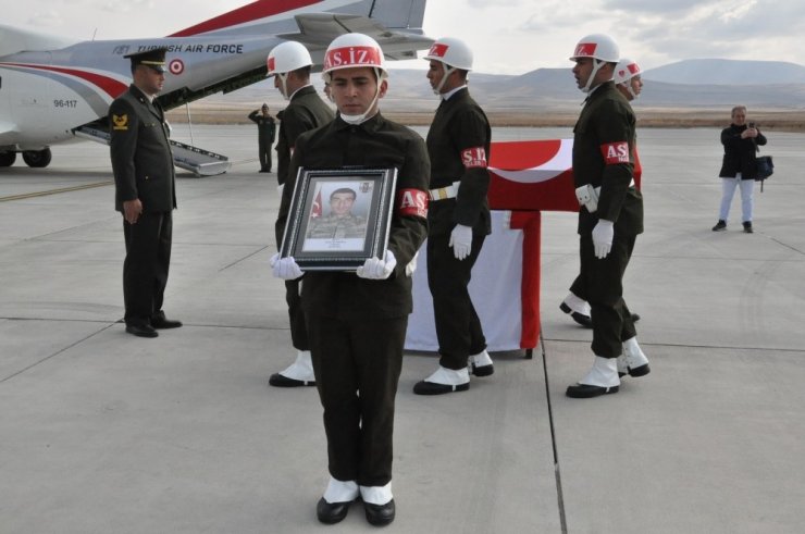 Şehit Caner Selimoğlu’nun Naaşı, Kars’taki Baba Ocağına Getirildi