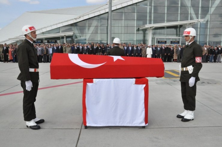 Şehit Caner Selimoğlu’nun Naaşı, Kars’taki Baba Ocağına Getirildi