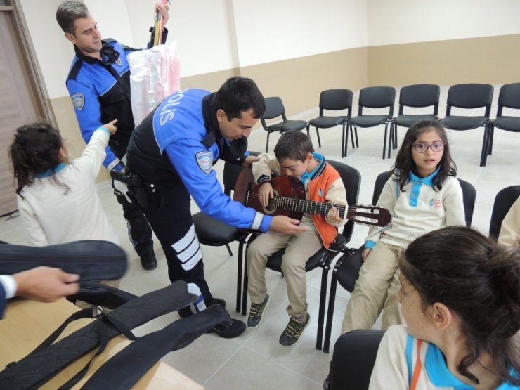 Polis Öğrencilere Saz ve Gitar Hediye Etti