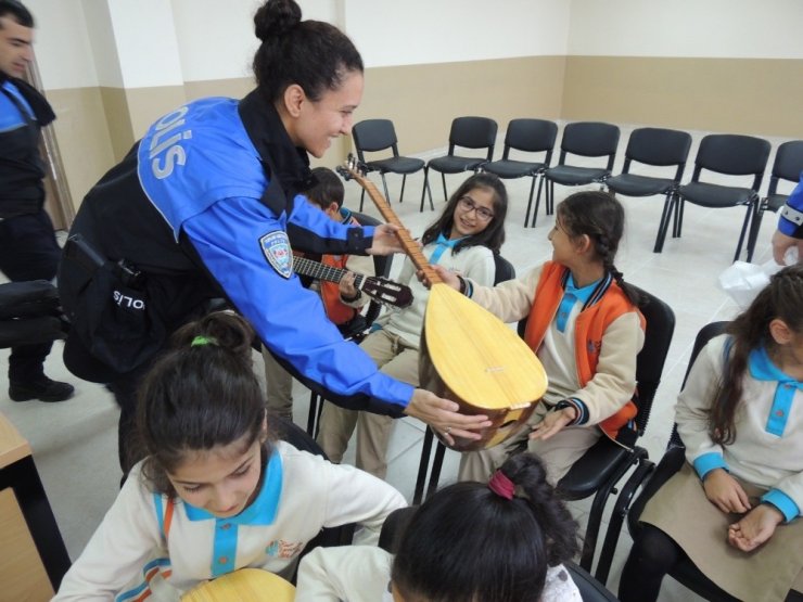 Polis Öğrencilere Saz ve Gitar Hediye Etti