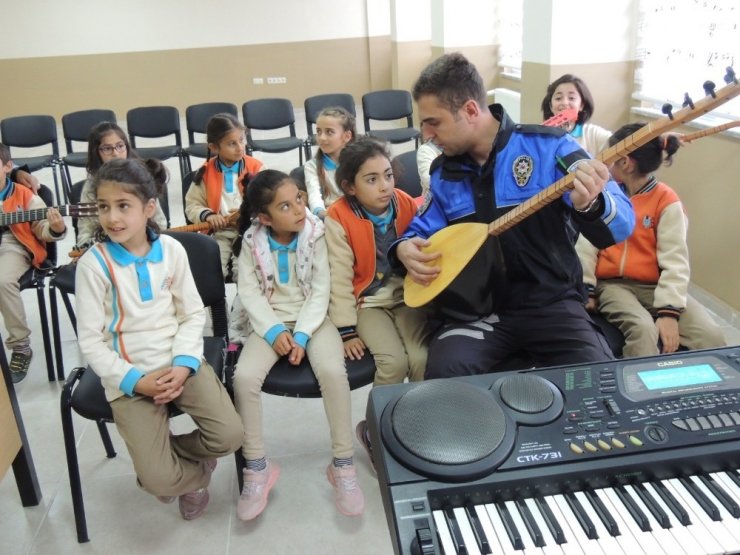 Polis Öğrencilere Saz ve Gitar Hediye Etti