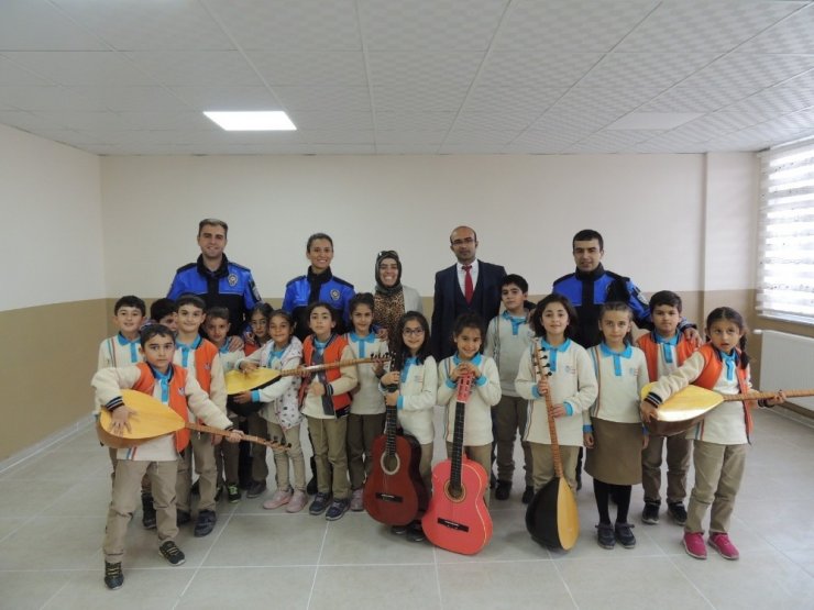 Polis Öğrencilere Saz ve Gitar Hediye Etti