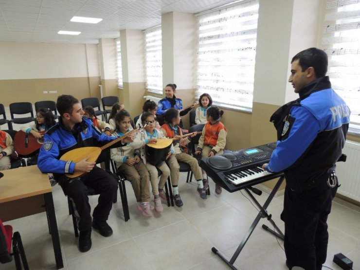 Polis Öğrencilere Saz ve Gitar Hediye Etti