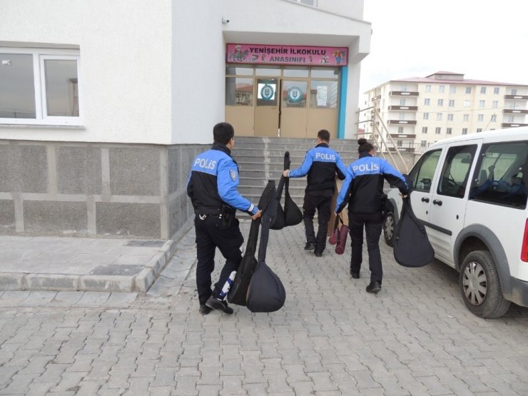 Polis Öğrencilere Saz ve Gitar Hediye Etti