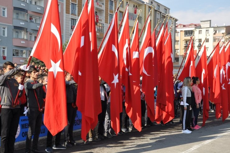 2 Yaşındaki Çocuğun Bayrağı Öpmesi Kutlamalara Damga Vurdu