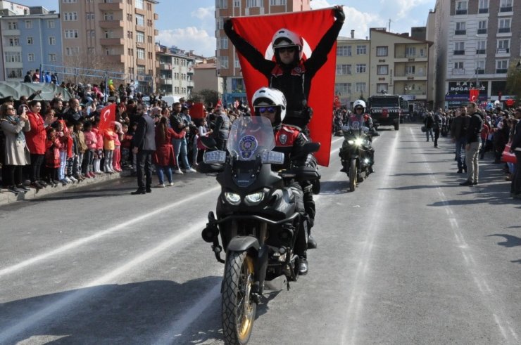 2 Yaşındaki Çocuğun Bayrağı Öpmesi Kutlamalara Damga Vurdu