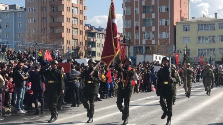 2 Yaşındaki Çocuğun Bayrağı Öpmesi Kutlamalara Damga Vurdu