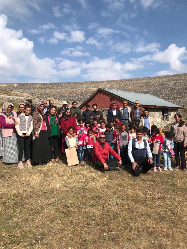 Köy Çocuklarının Yüzü Oyuncaklarla Gülüyor