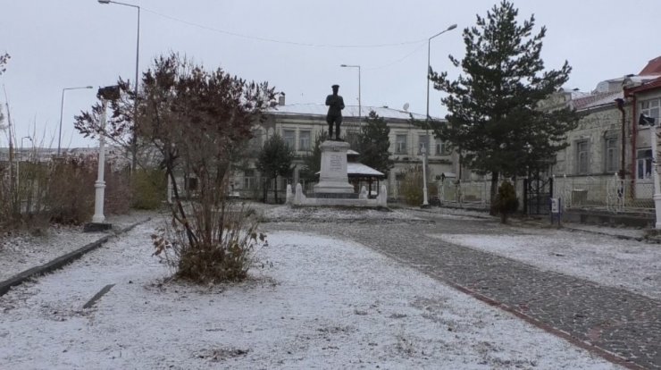 Kars’a Mevsimin İlk Karı Yağdı